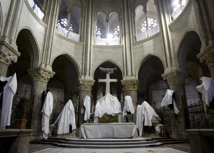 Paris (France), 08/12/2023.- Statues protected by tarpaulins stand in the choir of the Notre-Dame de Paris Cathedral, as restoration works continue in Paris, France, 08 December 2023. French President Emmanuel Macron is visiting Notre Dame Cathedral on 08 December, to mark the one-year countdown to its reopening in 2024 following extensive restoration after the fire four years ago. Macron's visit, continuing his annual tradition since the blaze on 15 April 2019, is aimed to highlight the progress in the works, including the near completion of the cathedral spire. (Francia) EFE/EPA/SARAH MEYSSONNIER / POOL MAXPPP OUT