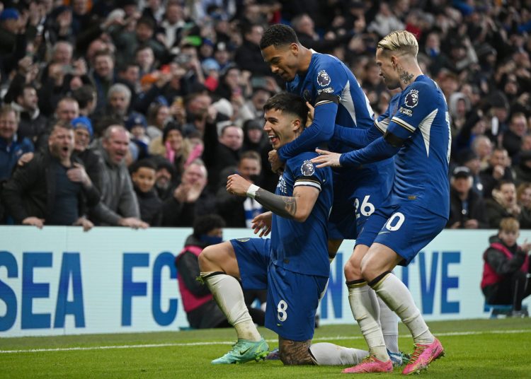 London (United Kingdom), 03/12/2023.- Chelsea's Enzo Fernadez (left) celebrates scoring their third goal with team mates Levi Colwill (centre) and Mykhailo Mudryk (right) during the English Premier League soccer match between Chelsea FC and Brighton & Hove Albion FC, in London, Britain, 03 December 2023. (Reino Unido, Londres) EFE/EPA/DANIEL HAMBURY EDITORIAL USE ONLY. No use with unauthorized audio, video, data, fixture lists, club/league logos, 'live' services or NFTs. Online in-match use limited to 120 images, no video emulation. No use in betting, games or single club/league/player publications.