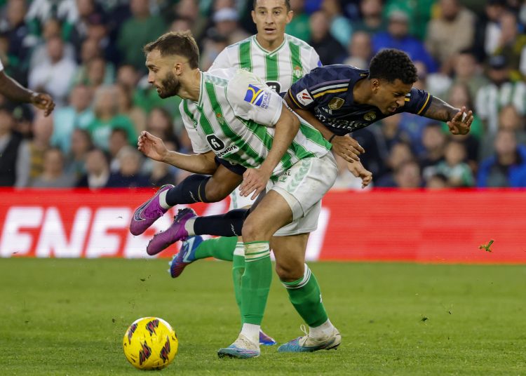 SEVILLA, 09/12/2023.- El defensa del Betis Germán Pezzella (i) y el delantero del Real Madrid, Rodrygo durante el partido de la Jornada 16 de LaLiga que Betis y Real Madrid disputan este sábado en el estadio Benito Villamarín de Sevilla. EFE/Julio Muñoz