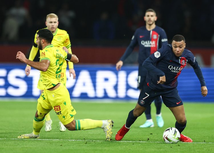 Paris (France), 09/12/2023.- Paris Saint Germain's Kylian Mbappe (R) and FC Nantes' Eray Comert (L) in action during the French Ligue 1 soccer match between PSG and FC Nantes, in Paris, France, 09 December 2023. (Francia) EFE/EPA/Mohammed Badra
