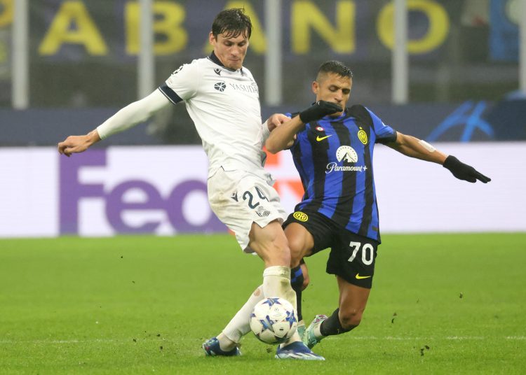 Milan (Italy), 12/12/2023.- Real Sociedad's Robin Le Normand (L) in action against Inter's Alexis Sanchez during he UEFA Champions League group D soccer match between FC Inter and Real Sociedad in Milan, Italy, 12 December 2023. (Liga de Campeones, Italia) EFE/EPA/MATTEO BAZZI