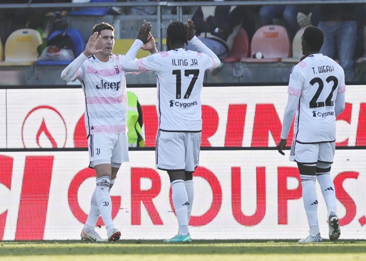 Frosinone (Italy), 23/12/2023.- Dusan Vlahovic of Juventus (L) celebrates after scoring a goal that was later ruled out by the referee during the Serie A soccer match between Frosinone Calcio and Juventus FC at Benito Stirpe stadium in Frosinone, Italy, 23 December 2023. (Italia) EFE/EPA/FEDERICO PROIETTI