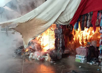 Se incendia Plaza del Vestido de Tulancingo, Hidalgo.