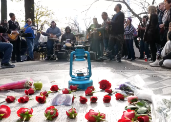 Fans recuerdan a John Lennon con flores y música en Central Park