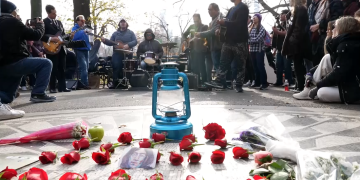Fans recuerdan a John Lennon con flores y música en Central Park