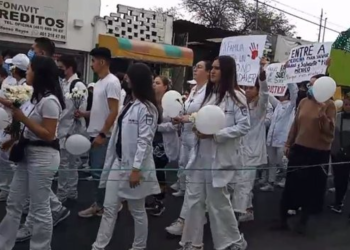 Estudiantes marchan en Celaya exigiendo justicia por asesinato de compañeros