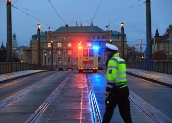 Praga no ve indicios de terrorismo en el tiroteo que dejó 15 muertos