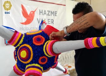 CDMX: Internos de centros penitenciarios realizan piñatas y adornos para su venta