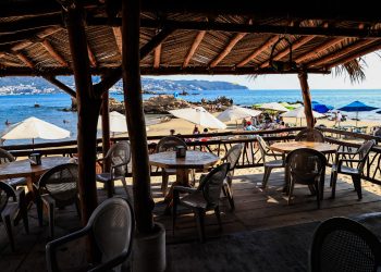 Restauranteros y empresarios de Acapulco están preocupados por playas vacías tras huracán