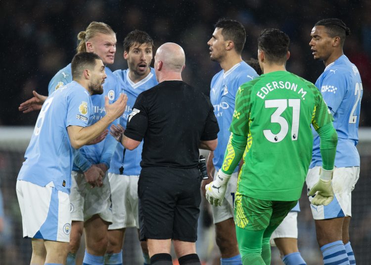 Manchester (United Kingdom), 03/12/2023.- Manchester City players argue with the referee during the English Premier League soccer match between Manchester City and Tottenham Hotspur, in Manchester, Britian, 03 December 2023. (Reino Unido) EFE/EPA/PETER POWELL EDITORIAL USE ONLY. No use with unauthorized audio, video, data, fixture lists, club/league logos, 'live' services or NFTs. Online in-match use limited to 120 images, no video emulation. No use in betting, games or single club/league/player publications.