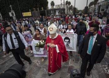 Familias de los 43 normalistas de Ayotzinapa realizan peregrinación a la Basílica de Guadalupe