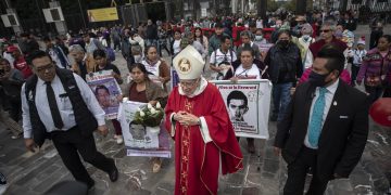 Familias de los 43 normalistas de Ayotzinapa realizan peregrinación a la Basílica de Guadalupe