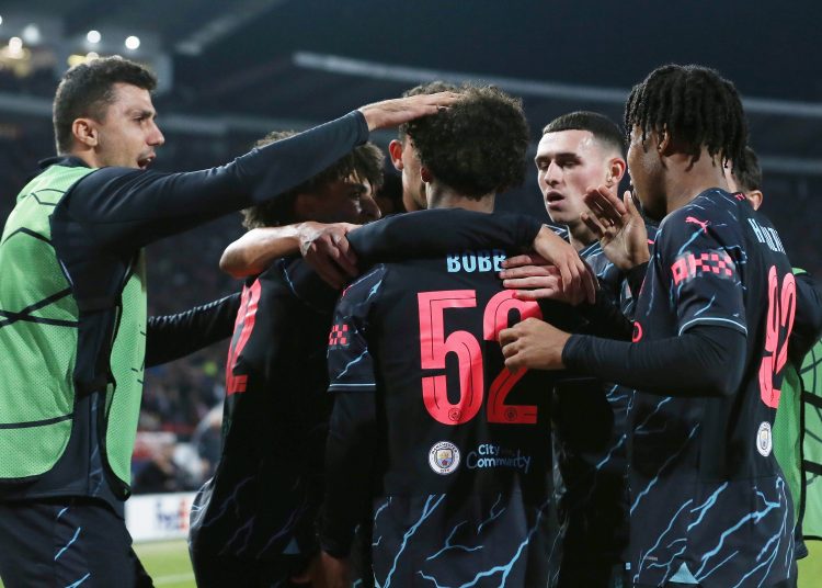 Belgrade (Serbia), 13/12/2023.- Manchester City's Oscar Bobb (C) celebrates with teammates after scoring the 0-2 goal during the UEFA Champions League group G soccer match between Red Star and Manchester City in Belgrade, Serbia, 13 December 2023. (Liga de Campeones, Belgrado) EFE/EPA/ANDREJ CUKIC