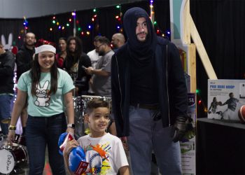 Bad Bunny entrega regalos a niños y jóvenes