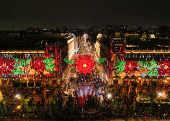 Encienden alumbrado navideño en el Zócalo Capitalino