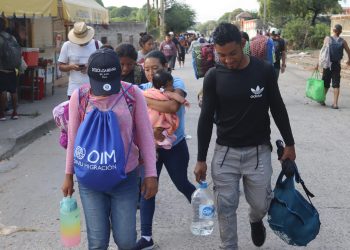 Migrantes cuestionan el conteo que hace López Obrador de caravana
