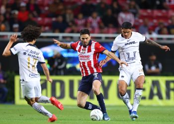 Las Chivas vencen a los Pumas en la ida de los cuartos de final