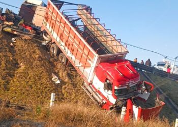 Choque de camiones de carga en el Circuito Exterior Mexiquense deja siete muertos
