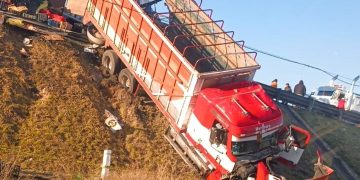 Choque de camiones de carga en el Circuito Exterior Mexiquense deja siete muertos