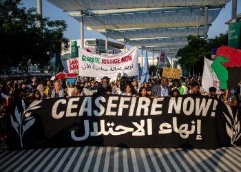 Cientos de personas marchan en la COP28 para pedir un alto el fuego en Gaza