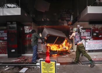 Furia de pacientes con VIH, incendian oficinas de salud