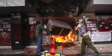 Furia de pacientes con VIH, incendian oficinas de salud