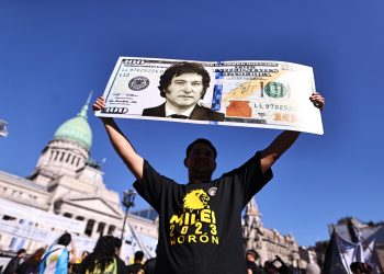 Argentina devalúa su moneda; pasa de 400 a 800 por dólar estadounidense