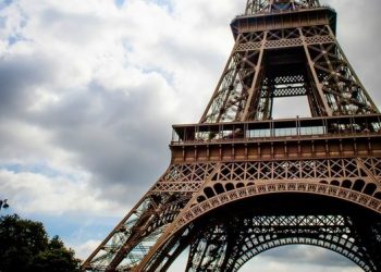 La Torre Eiffel de fiesta y está cerrada por protesta laboral