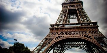 La Torre Eiffel de fiesta y está cerrada por protesta laboral