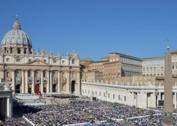 El Vaticano acepta la bendición de parejas del mismo sexo sin considerarlas matrimonio