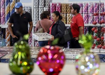 Las esferas artesanales elaboradas en Puebla dan brillo y elegancia a la navidad