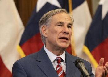 Gobernador de Texas firmará dura ley migratoria