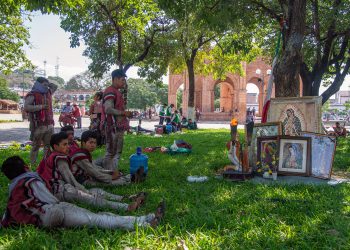 Indígenas rezan en honor a la Virgen María debajo de árboles sagrados en el sur de México