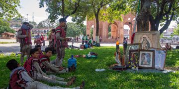 Indígenas rezan en honor a la Virgen María debajo de árboles sagrados en el sur de México