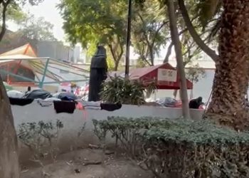 La presencia de migrantes en la Plaza Giordano Bruno provoca molestia entre los vecinos