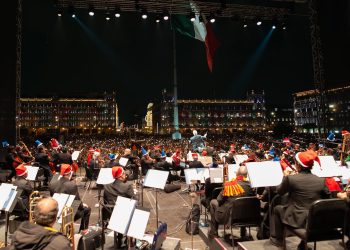 20 mil personas acudieron al concierto de la Orquesta Filarmónica de la Ciudad de México en el Zócalo