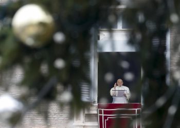 Papa Francisco pide no confundir la fiesta en Navidad con el consumismo