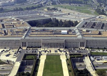 Un buque de guerra de Estados Unidos y varios barcos son atacados en el Mar Rojo, asegura el Pentágono