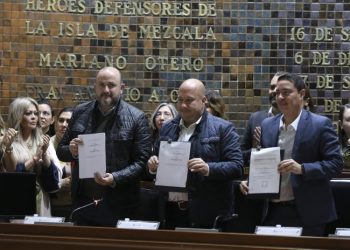 Enrique Alfaro entrega Iniciativa de Reforma que garantiza presupuesto a la UdeG