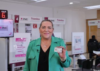 Guadalupe Taddei visita módulo para obtener credencial de elector