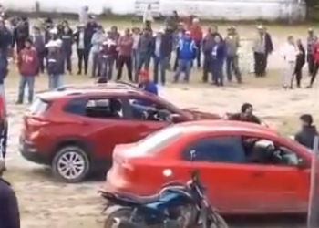 Con palos y machetes pobladores de Texcaltitlán se enfrentaron con sicarios de la FM
