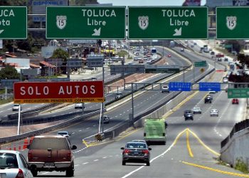 Volcadura de tráiler en la México-Toluca provoca caos vial