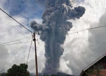 Volcán Marapi hace erupción en Indonesia y y lanza columna de 3,000 metros