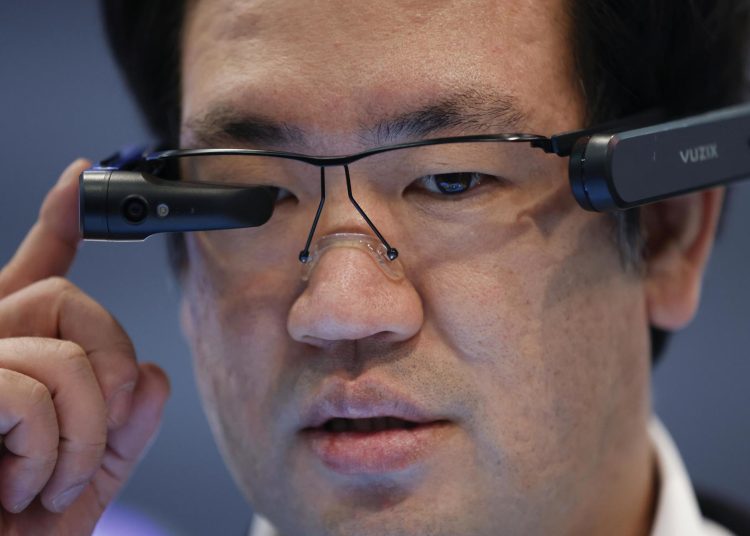 EA3017. LAS VEGAS (USA), 11/01/2024.- Un hombre utiliza unas gafas para cirugía potenciadas con inteligencia artificial a través de comandos de voz durante la Feria Electrónica de Consumo, el 9 de enero de 2024, en Las Vegas (EE.UU.). Las novedades expuestas en la Feria Electrónica de Consumo hacen parte de las noticias de tecnología más importantes durante la semana en América. EFE/ Caroline Brehman