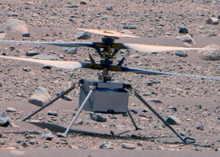 USA1765. WASHINGTON (DC, EEUU), 25/01/2024.- Fotografía cedida por la NASA donde se muestra una imagen en color mejorada del helicóptero Ingenuity Mars que fue tomada por el instrumento Mastcam-Z a bordo de Perseverance el 16 de abril de 2023, correspondiente al día 766, o sol, marciano de la misión del rover. Una nave de la NASA, llamada 'Ingenuity Mars Helicopter', ha tenido que poner fin a su misión en Marte después de casi tres años operando desde la superficie del planeta debido a daños en su hélice que le impedían volar. EFE/NASA/JPL-Caltech/ASU/MSSS /SOLO USO EDITORIAL /NO VENTAS /SOLO DISPONIBLE PARA ILUSTRAR LA NOTICIA QUE ACOMPAÑA /CRÉDITO OBLIGATORIO