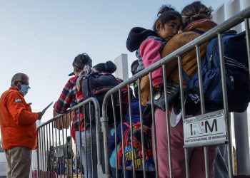 Migrantes pagan hasta 40 mil dólares por amparos