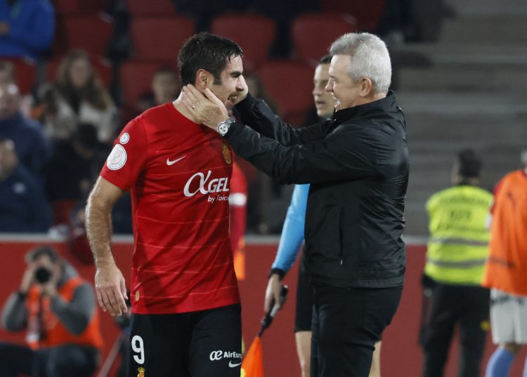 PALMA DE MALLORCA, 24/01/2024.- El delantero del RCD Mallorca Abdón Prats (i) celebra con su entrenador Javier Aguirre su gol, tercero del equipo ante el Girona FC, durante el partido de cuartos de final de la Copa del Rey de fútbol entre el RCD Mallorca y el Girona FC, este miércoles en el estadio de Son Moix. EFE/CATI CLADERA
