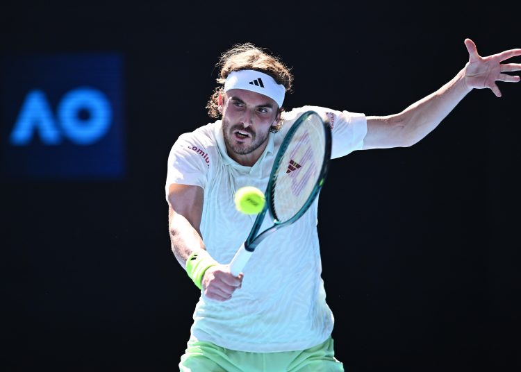 Melbourne (Australia), 15/01/2024.- Stefanos Tsitsipas of Greece returns during his first round match against Zizou Bergs of Belgium on Day 2 of the 2024 Australian Open at Melbourne Park in Melbourne, Australia, 15 January 2024. (Tenis, Bélgica, Grecia) EFE/EPA/JOEL CARRETT AUSTRALIA AND NEW ZEALAND OUT