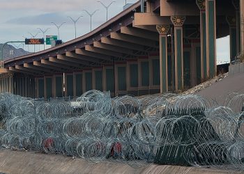 Cerco de púas de Texas con México persiste, pese a fallo judicial