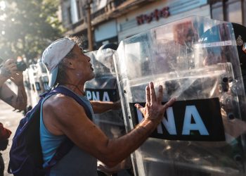 Policías y manifestantes se enfrentan en Argentina